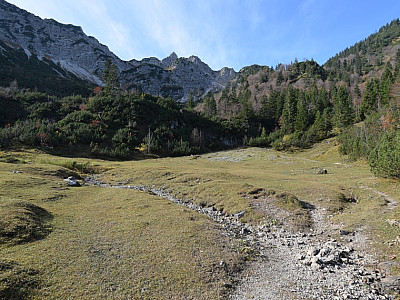 Im Südwesten können wir nun den felsigen Gipfel der Hohen Kisten erkennen