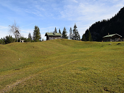 Am Pustertal Jagdhaus befindet sich auch ein Kreuz und ein kleiner Altar