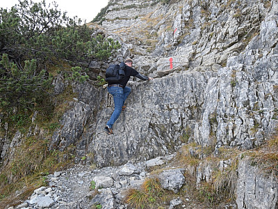 ... führt uns der Weg über eine kleine Stufe.