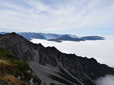 Im Westen stauen sich die Wolken am Alpenrand