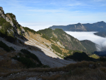 Rechts hinter dem Zwölferköpfl sieht man den Hirschberg und den Heimgarten