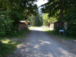... bis zum Parkplatz an dem sich die Straße als Forstweg nach Süden fortsetzt