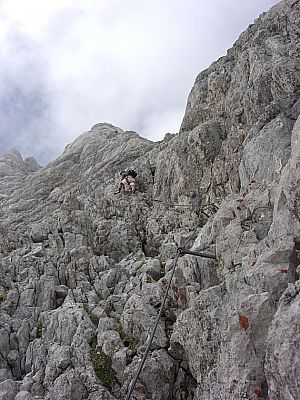 Entlang der Seilsicherungen...