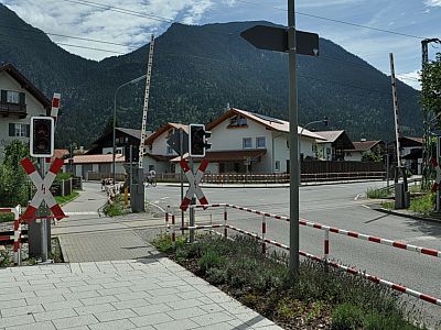 Vom Bahnhof aus nach Süden und hier links über die Gleise