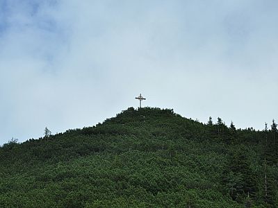 Das vorgelagerte Gipfelkreuz kommt in Sicht.