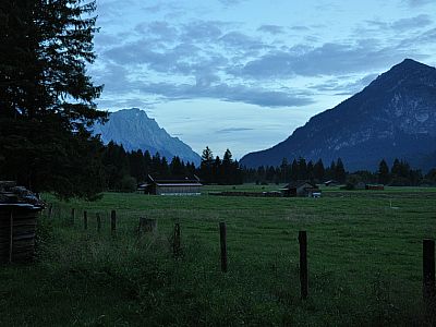 und wandern ebenerdig nach Farchant zurück. 