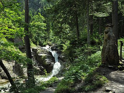 Malerisch  rauscht das Wasser...