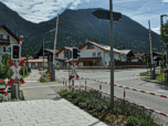 Vom Bahnhof aus nach Süden und hier links über die Gleise