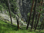 Das Wasser sprudelt unter uns direkt aus dem Felsen