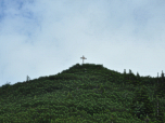 Das vorgelagerte Gipfelkreuz kommt in Sicht.