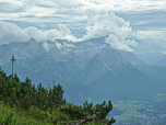 Gipfelkreuz des Hohen Fricken mit Wettersteingebirge im Hintergrund