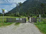 Das Gatter am Ende des Parkplatzes