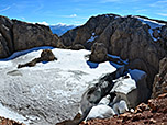 In diesem Krater hält sich hervorragend der Altschnee