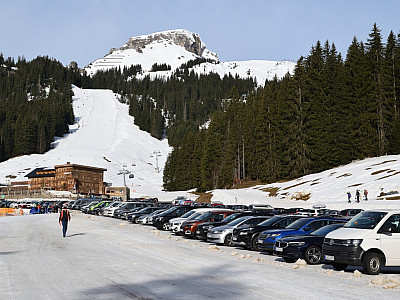 Vom Tourengeherparkplatz  aus marschieren wir auf den Berggasthof Auenhütte zu