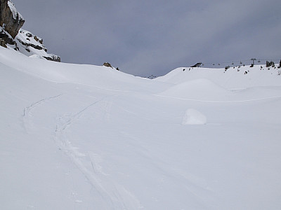 Unterhalb der Wände marschieren wir nach Nordwesten, zunächst auf die Bergstation zu