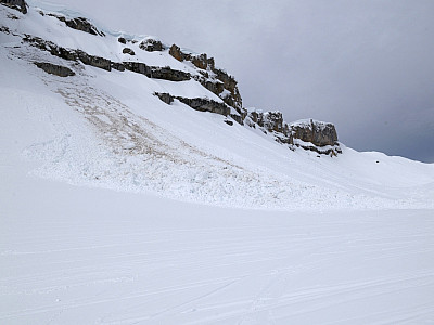 Eine Lawine hat in den vergangenen Tagen ihren Weg ins Tal gesucht