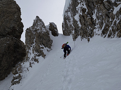 Links ist es recht eisig, wir stapfen durch die Variante rechts