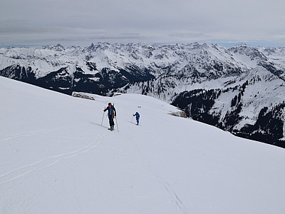Flach geht es weiter Richtung Gipfel
