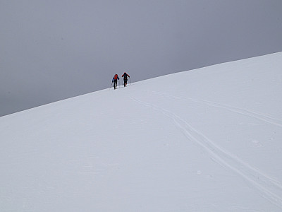 Zunächst ist nichts vom Gipfelkreuz zu sehen