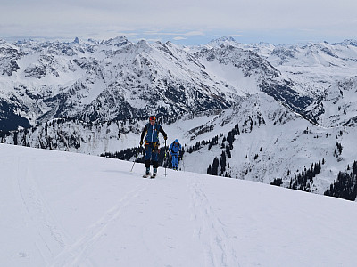 Die beeindruckende Bergkulisse hinter uns