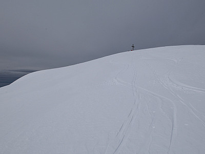 Das Gipfelkreuz spitzt hervor