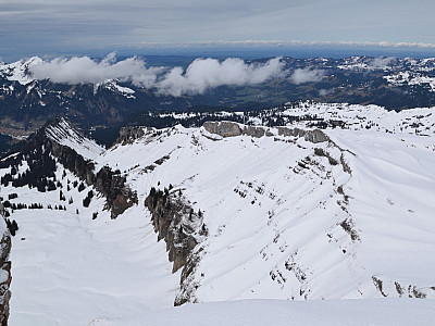Der Blick über die Gottesäcker nach Nordwesten auf das schneefreie Voralpenland