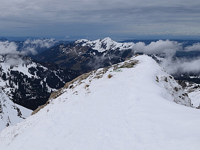 ... dann fahren wir nach Südwesten ca, 100 hm zur Abseilstelle ab