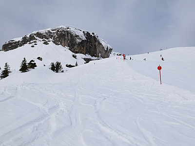 Links der Piste geht es weiter auf die Ifenwänden zu
