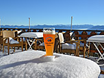 Erfrischungsgetränk auf der Sonnenterrasse des Bayerischen Rigi
