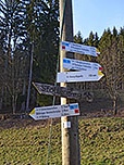 Dort verlassen wir die Straße rechtshaltend...