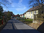 Vor einem hellgrünen Haus biegen wri rechts ab...
