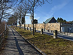 ...und passieren den Friedhof