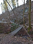 Gegenüber der Hütte...
