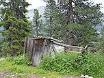 ...bringt uns zu einer ramponierten Holzhütte