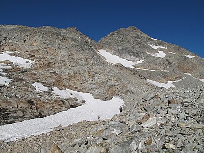 Hier geht es wieder einige Meter hinunter...