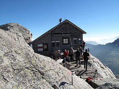 ...thront auf einem Felsvrsprung