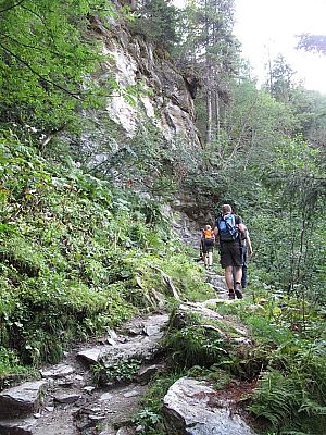 Über einen steinigen Pfad...