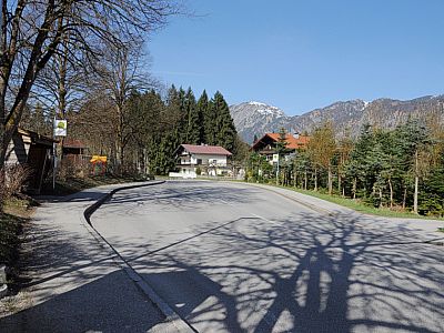 Vor den Häusern müssen wir nach rechts 