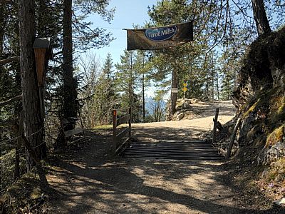 Hier halten wir uns rechts, weiter bergauf