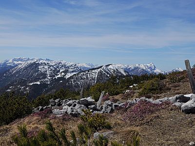 Ganz im Westen die schneebedeckte Guffertspitze (rechts)