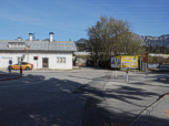 Hier geradeaus über den Kreisverkehr