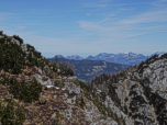Links neben dem Köglhörndl können wir die Gipfel der Chiemgauer Alpen entdecken
