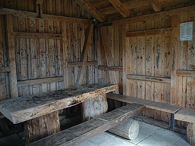 Die Schutzhütte von innen