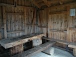 Die Schutzhütte von innen