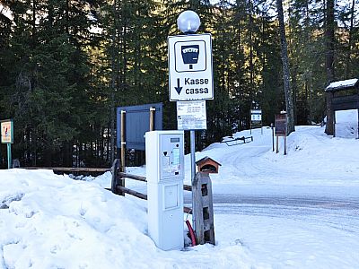 Am Parkplatz wird eine Gebühr fällig