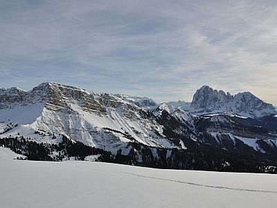 Rechts die Langkofelgruppe