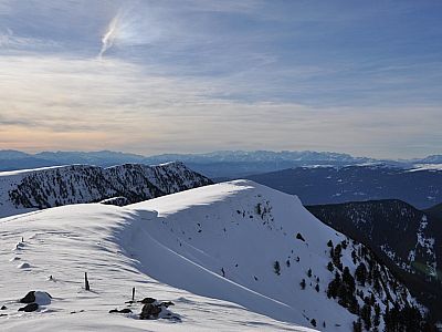 Im Westen der Blick zum Außerraschötz (2281 m)