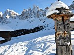 Schnitzerei hinter der Hütte