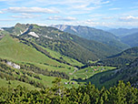 Unten zeigen sich die Schönfeldalmen mit der Schönfeldhütte