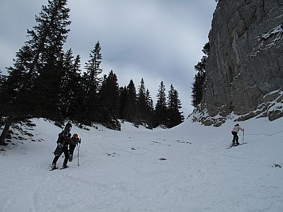 Immer entlang der Felswände